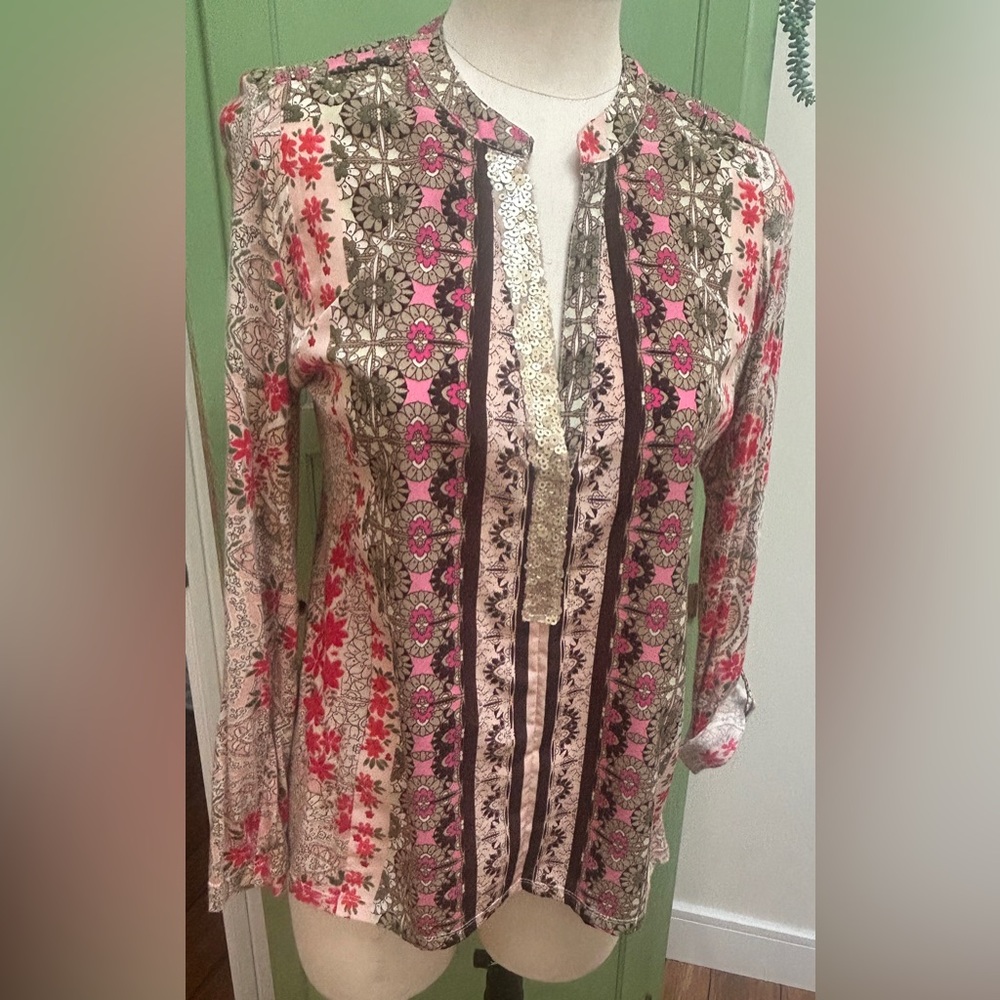 Tiny for Anthropologie top with matte sequin trim. sz xs but fits a sm